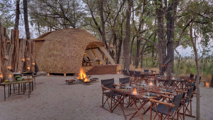 &Beyond Sandibe Safari Lodge - am Feuer