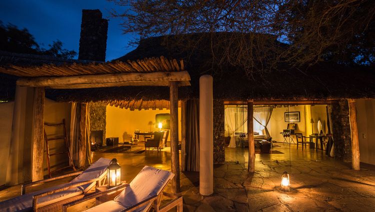 Ol Donyo Lodge - Suite am Abend
