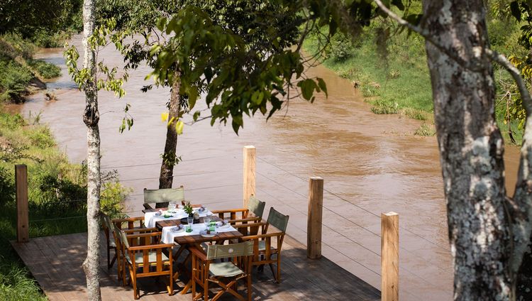 Ishara Mara - Essen am Fluss