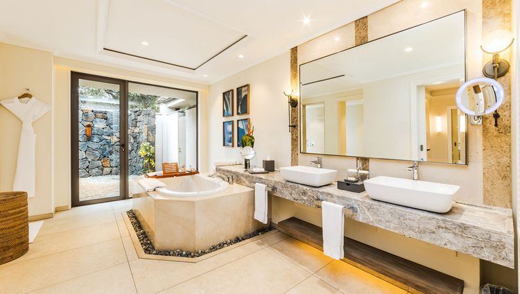 Maradiva Villas Resort & Spa - Eines der Bade