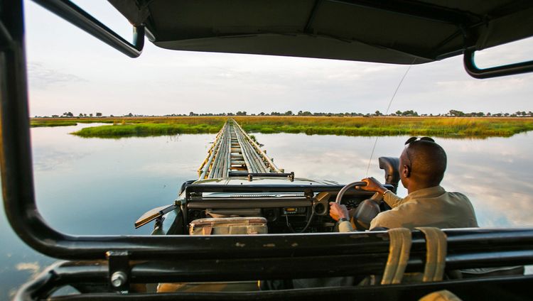 Duba Plains Camp - abenteuerliche Brücke 