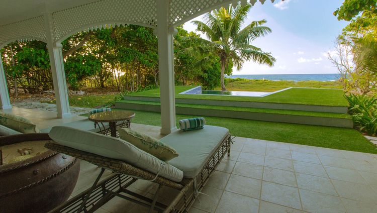 Villa-Terrasse, Pool und Blick