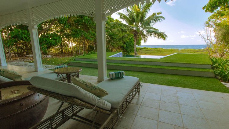 Villa-Terrasse, Pool und Blick