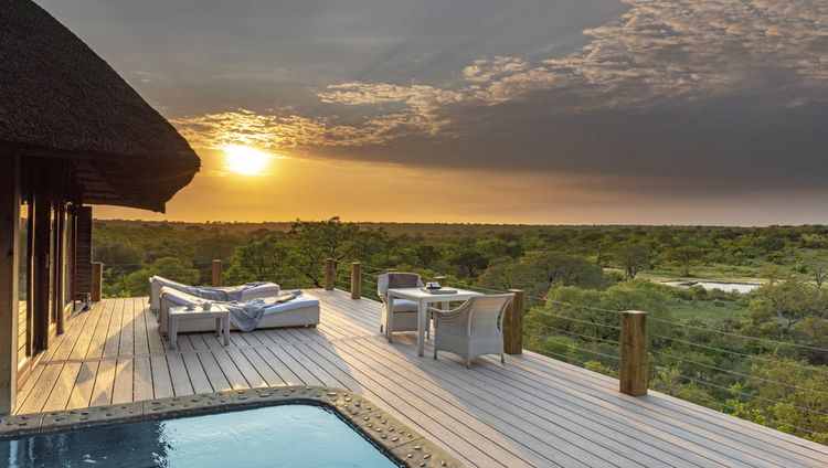 Leopard Hills - Pool Deck im Sonnenuntergang