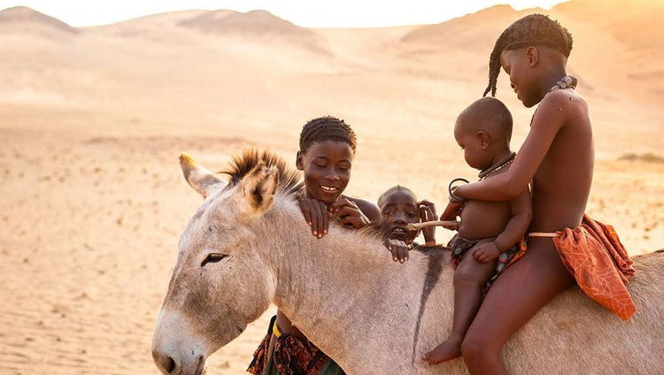 Serra Cafema Camp - Himbas mit Esel
