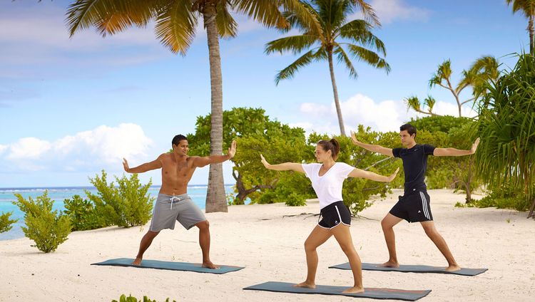 The Brando - Yoga am Strand