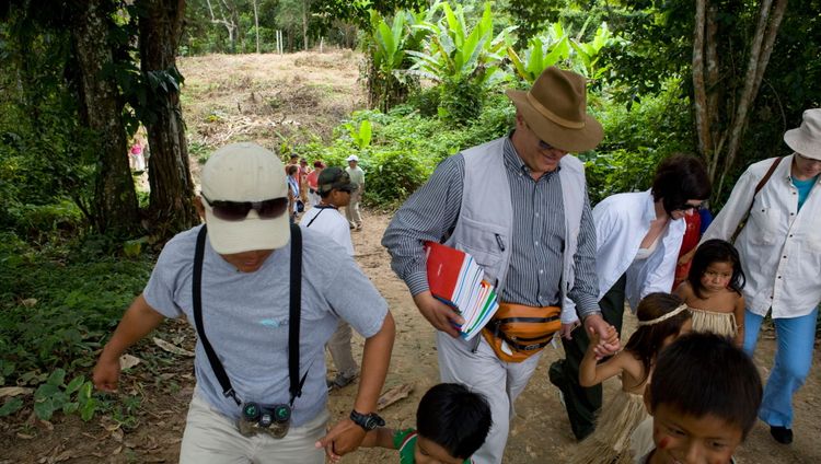 Aria Amazon - Besuch in einem Dorf