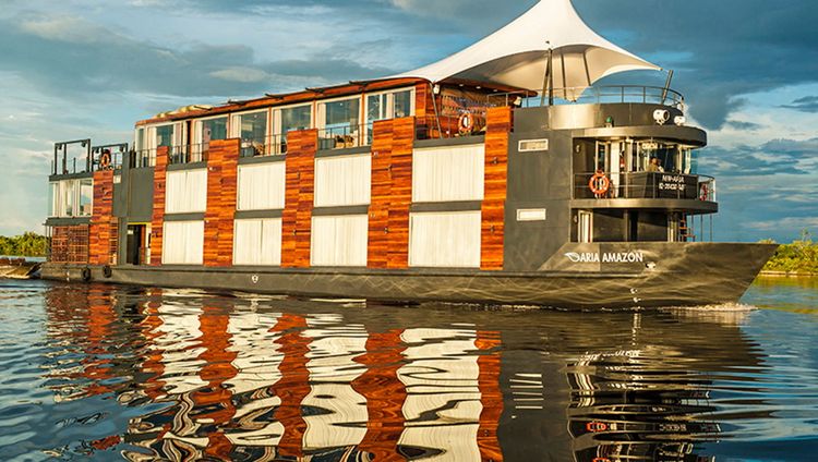 Aria Amazon - Boot im Sonnenschein