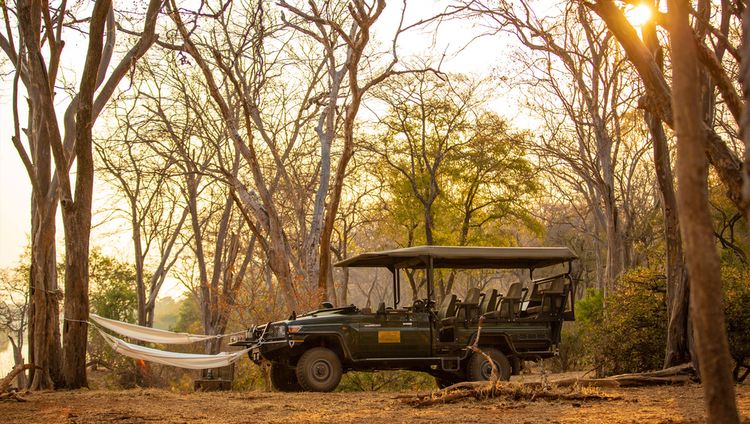 Sapi Explorers Camp - Jeep und Hängematte