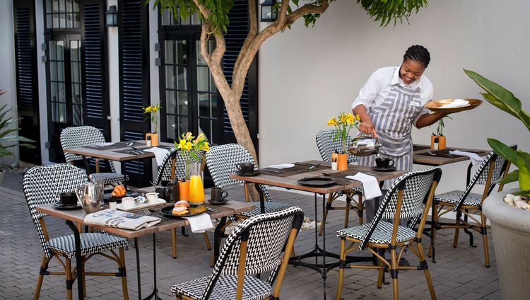 Cape Cadogan - Frühstück auf der Terrasse