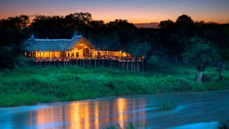 Lion Sands Narina Lodge - Lodgansicht in der 