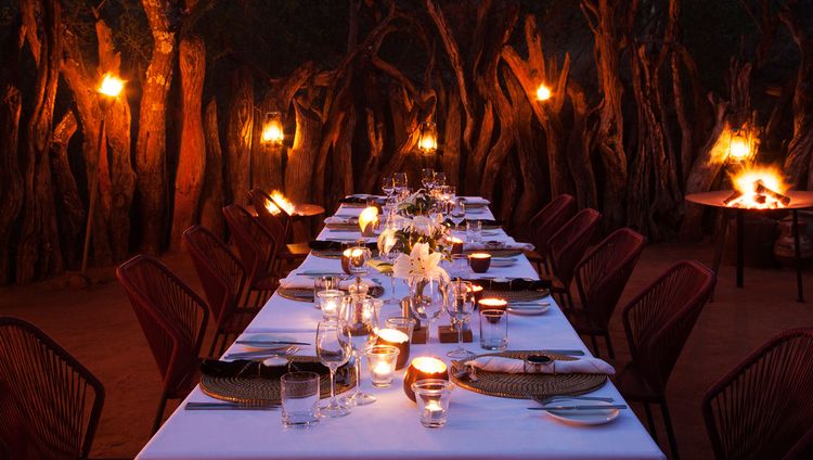 Molori Safari Lodge - Dinner in der Boma