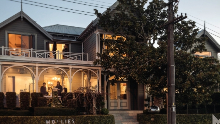 Mollies Hotel - Front