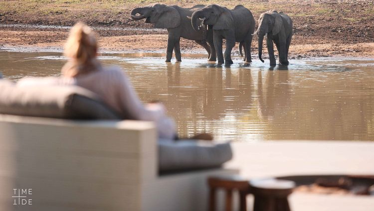 Time & Tinde Chinzombo Camp - Besuch am Wasse