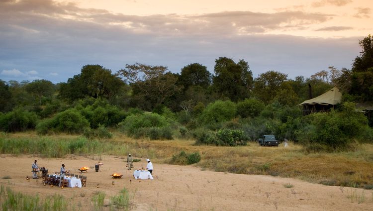 &Beyond Ngala Tented Camp - Dinner am Fluß