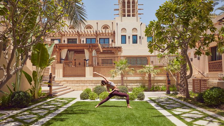 Jumeirah Malakiya Villa - Yoga im Garten