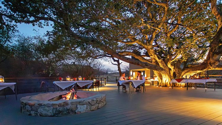 Tuningi Safari Lodge - Dinner in der Boma