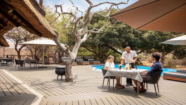 Tuningi Safari Lodge - Lunch am Pool