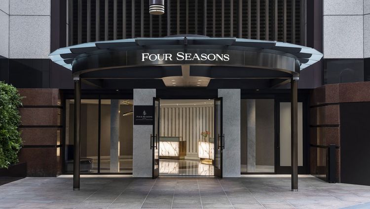 Fours Season at Embarcadero - Eingang