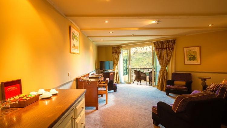 Nugget Point Boutique Hotel - Bedroom Lounge