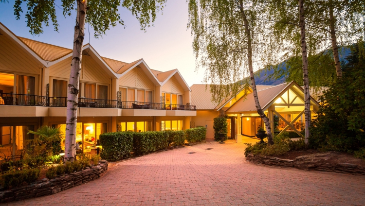 Nugget Point Boutique Hotel - Exterir Dusk