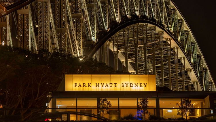 Park Hyatt Sydney - Hotel und Harbour Bridge