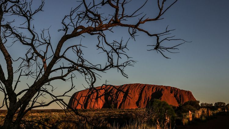 Longitude 131° - Uluru im  Sonnenuntergang