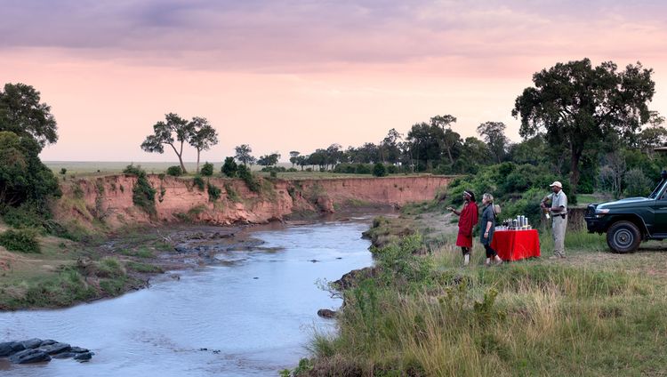 &Beyond Kicha Tembo Camp - Sundowner am Fluß