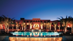 Shangri-La Hotel Al Husn - Pool at night